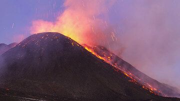The cone has probably grown about 20 meters during this eruption. (Photo: Tom Pfeiffer)