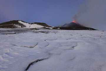 The eruption has ended, but the New SE crater continues to produce strombolian activity all day. (Photo: Tom Pfeiffer)