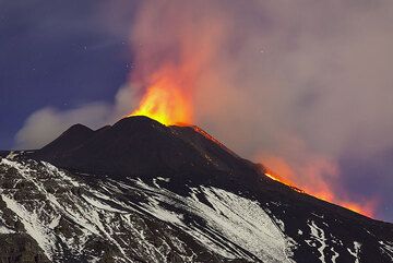 View from the Valle del Bove in the evening. The eastern lava flow is still active and the NSEC still produces frequent small to moderate explosions. Later at night, activity decreases, finally. (Photo: Tom Pfeiffer)