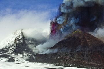 Zusammen mit den nun bestehenden, etwa 200 m hohen Lavafontänen beginnt eine dichte Aschewolke aufzusteigen. (Photo: Tom Pfeiffer)