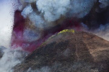 Zoom onto the New SE crater and the lava fountains. (Photo: Tom Pfeiffer)