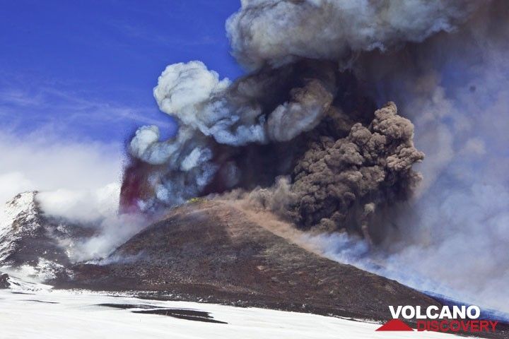 A large explosion on the eastern side of the summit produces a dense brown ash cloud. (Photo: Tom Pfeiffer)