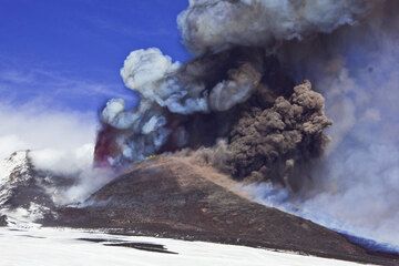 A large explosion on the eastern side of the summit produces a dense brown ash cloud. (Photo: Tom Pfeiffer)