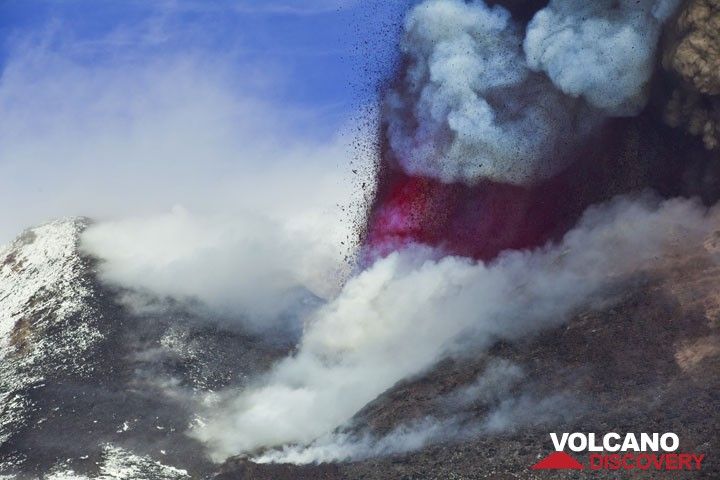 Zoom onto the lava fountain from the saddle vent. (Photo: Tom Pfeiffer)