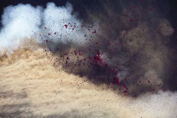 Exploding magma bubble. (Photo: Tom Pfeiffer)