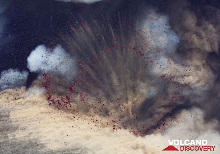 Powerful explosions from the vent east of the summit produce impressive shock waves and throw bombs into all directions, up to a km distance. (Photo: Tom Pfeiffer)