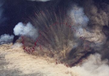 Mächtige Explosionen aus dem Schlot östlich des Gipfels erzeugen beeindruckende Schockwellen und schleudern Bomben in alle Richtungen, bis zu einer Entfernung von einem Kilometer. (Photo: Tom Pfeiffer)