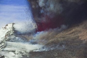 L'eruzione aumenta ancora. (Photo: Tom Pfeiffer)