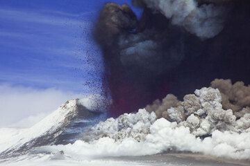 400 m tall lava fountain. (Photo: Tom Pfeiffer)