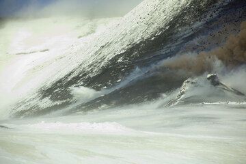 A large bomb impacts on snow. (Photo: Tom Pfeiffer)