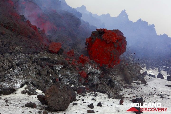 Large (about 1.5 m accross) lava ball rolling from the lava flow front. (Photo: Tom Pfeiffer)