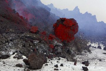 Große Lavakugel (ca. 1,5 m Durchmesser), die von der Lavastromfront rollt. (Photo: Tom Pfeiffer)