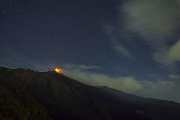 View over the Valle del Bove with the erupting New SE crater. (Photo: Tom Pfeiffer)