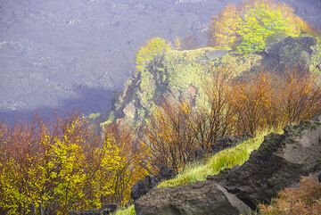 Colorful cliffs of Valle del Bove beneath Schiena dell'Asino. (Photo: Tom Pfeiffer)