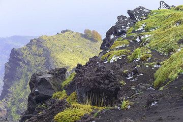 Lava layers from ancient predecessor volcanic edifices of Etna can be studied in the walls of Valle del Bove. (Photo: Tom Pfeiffer)