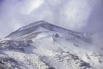 The next afternoon, winter has arrived and changed the color of Etna. (Photo: Tom Pfeiffer)