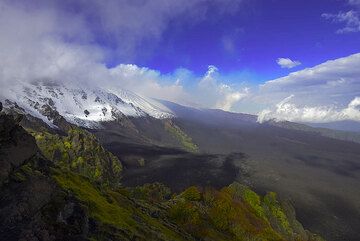 Поненте сильный ветер толкает толстое облако над западной части вулкана, но оставляет Валье дель Бове ясно. Паровая кольцо плывет в небе. (Photo: Tom Pfeiffer)