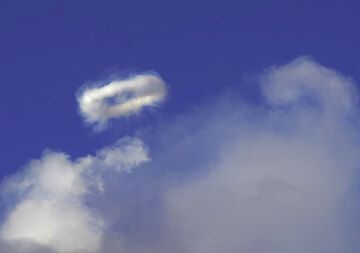 Un vortice di anello di vapore perfettamente circolare si stacca dal pennacchio di vapore dell'esplosione che l'ha creato. (Photo: Tom Pfeiffer)