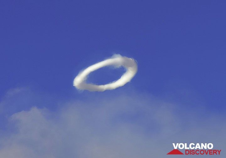 Another perfect ring in the sky. Its diameter is probably about 100 meters. (Photo: Tom Pfeiffer)