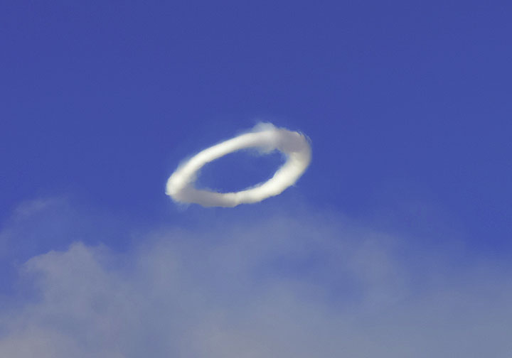 Un altro anello perfetto nel cielo. Il suo diametro è probabilmente circa 100 metri. (Photo: Tom Pfeiffer)