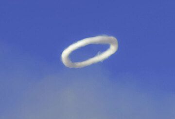 Perfect steam ring from Etna volcano on 11 Nov 2013 (Photo: Tom Pfeiffer)