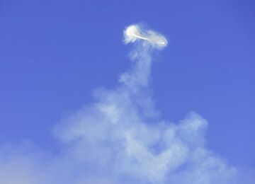 La "penacho exitoso" tiene el movimiento y la geometría adecuados para producir un vórtice que se desprende y se mantiene estable, a pesar del fuerte viento que dispersa rápidamente los otros penachos de vapor. (Photo: Tom Pfeiffer)