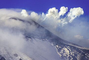 Steam rings (smoke rings, vortex rings) from Etna's New SE crater. (Photo: Tom Pfeiffer)