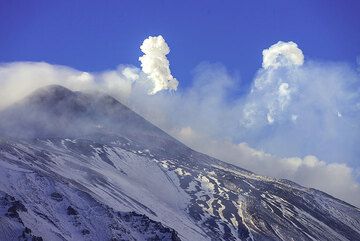 Le cratère New SE lui-même n’est que rarement visible. Ici, il venait de produire deux explosions, chacune créant des anneaux. (Photo: Tom Pfeiffer)