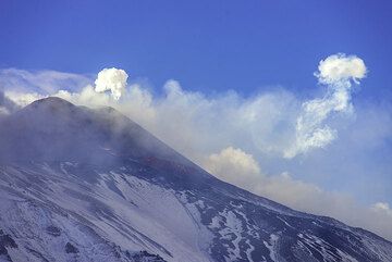 Etna's New SE crater produces steam rings. (Photo: Tom Pfeiffer)