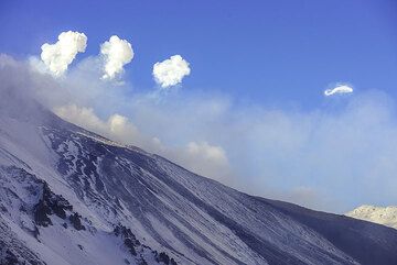 Manchmal driften mehrere Ringe (jeweils aus einer kleinen Explosion) hintereinander ostwärts über das Valle del Bove. (Photo: Tom Pfeiffer)