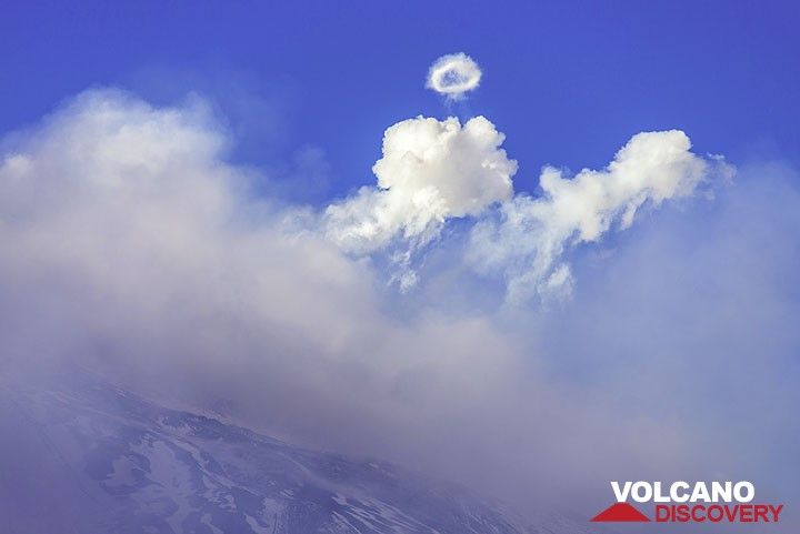 A "smaller" (but still tens of meters wide) ring in the sky. (Photo: Tom Pfeiffer)