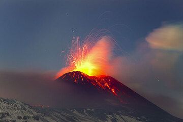 Finally, the mist layer starts to disappear, as the explosions seem to be becoming stronger, too. (Photo: Tom Pfeiffer)