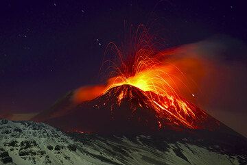 Der Ätna erlebte vom 10. bis 11. November 2013 einen seiner größten Anfälle der letzten Jahre, bei dem er intensive Lavafontänen und Lavaströme produzierte. Da sie jedoch eine launische Sizilianerin war, ließ sie die Menschen nur den Anfang und das Ende des Ausbruchs sehen und versteckte sich während der Hauptphase des Ausbruchs in einem großen Schneesturm.
Tom und Ingrid waren von einem Aussichtspunkt im Valle del Bove aus starken Winden und Kälte ausgesetzt, um die (immer noch spektakuläre) strombolianische Aktivität am New SE-Krater zu beobachten, die der Hauptphase des Ausbruchs vorausging und folgte, sowie eine Überraschung: einige der schönsten Rauchringe überhaupt (siehe separate Galerie ). (Photo: Tom Pfeiffer)