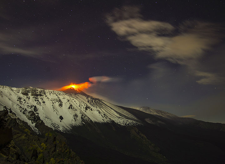 Un anello di vapore di grandi dimensioni di notte con il cratere di nuovo SE in eruzione e il cielo stellato sopra la Valle del Bove. (Photo: Tom Pfeiffer)