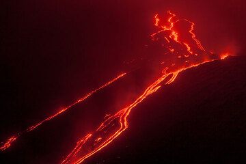 The lava flows from the effusive vents at the base of the NSEC on 9 Feb 2014. (Photo: Tom Pfeiffer)