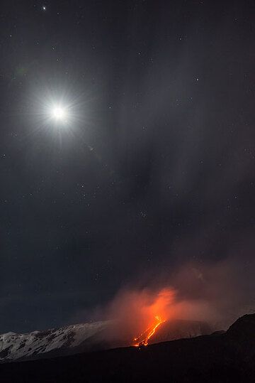 The moon and the lava flows from the New SE crater on the evening of 9 Feb 2014. (Photo: Tom Pfeiffer)