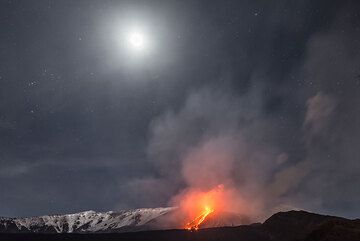 Moon over the Valle del Bove with the lava flows from the NSEC on the 9 Feb 2014 evening. (Photo: Tom Pfeiffer)