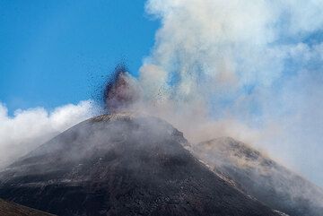 During the night of 14-15 June, strombolian activity at the New SE crater increased strongly and tremor started to rise steeply as if a new paroxysm was in the making. (Photo: Tom Pfeiffer)