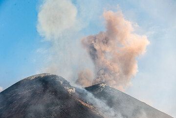 Braune Asche steigt aus einem Bereich im nordöstlichen Teil des Gipfels auf – entweder durch Einstürze oder die Öffnung eines neuen Schlots. Es entsteht ein Dampfring. (Photo: Tom Pfeiffer)