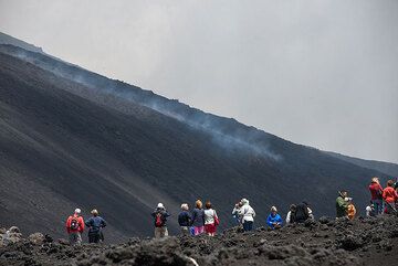 Tourists watching the advancing new lava flow. (Photo: Tom Pfeiffer)