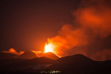 The sky over Etna during the night 15-16 June is brightly illuminated by the explosions from the NSEC. (Photo: Tom Pfeiffer)