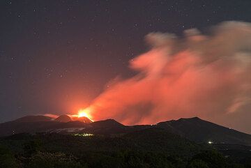Night-time view from the SW side of Etna. (Photo: Tom Pfeiffer)
