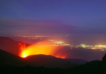 Eruzione laterale del maggio 2008 sul versante SE dell'Etna, sullo sfondo le luci di Giarre e Taormina (Photo: Tom Pfeiffer)