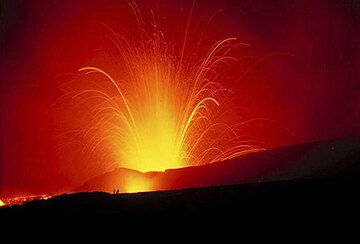 Powerful eruptions from Bocca Nuova (Etna volcano). (Photo: Tom Pfeiffer)