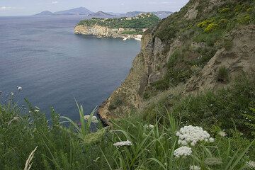 Pumice cliffs of the Bay of Naples, Italy (Photo: Tom Pfeiffer)
