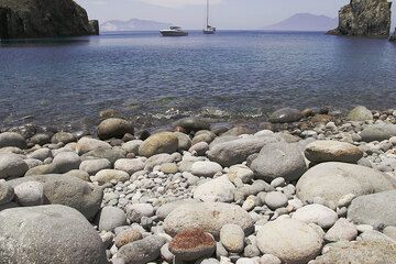 Pebbes at the magnificient Cala Junco beach on Panarea (Photo: Tom Pfeiffer)