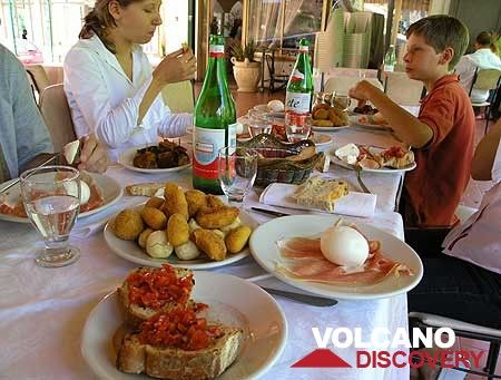 Italienische Mittagspause in der Nähe des Vesuvs (Photo: Tom Pfeiffer)