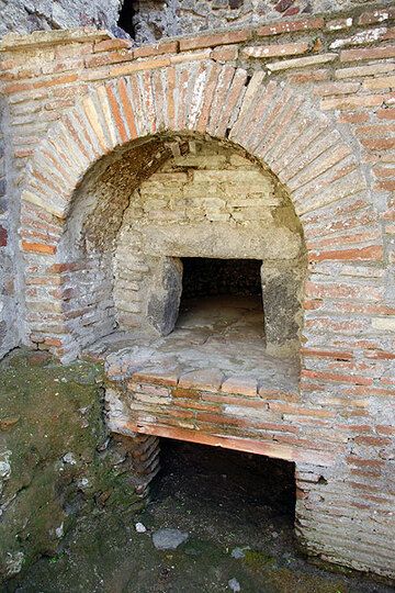 Roman oven from Pompeii (Photo: Tom Pfeiffer)