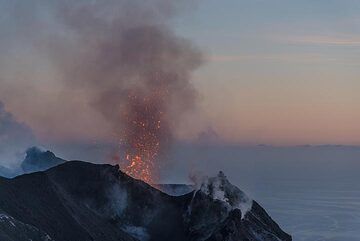 Another small eruption at sunset - the lava now becomes easier to spot. (Photo: Tom Pfeiffer)