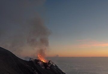 Strombolian eruption from the NE crater of Stromboli volcano (Eolian Islands, Italy) shortly after sunset (8 June 2017) (Photo: Tom Pfeiffer)